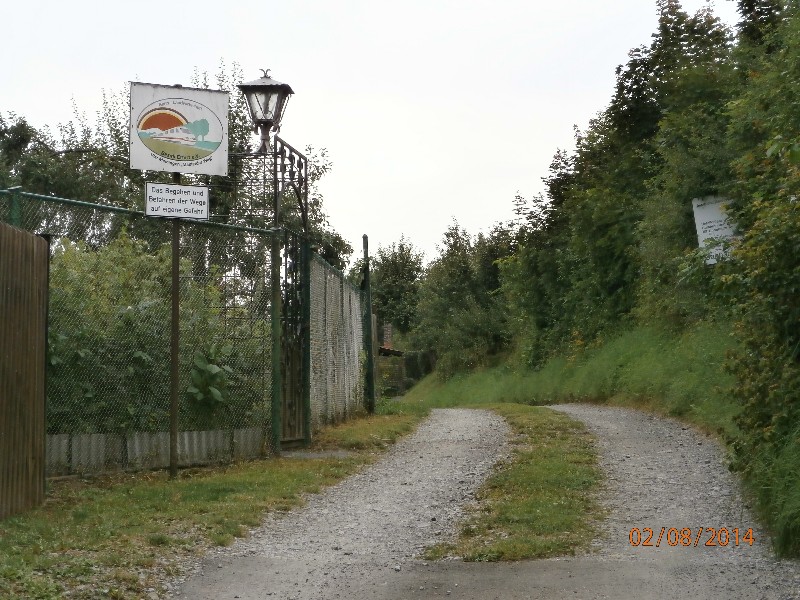 Einfahrt zur Gartenanlage